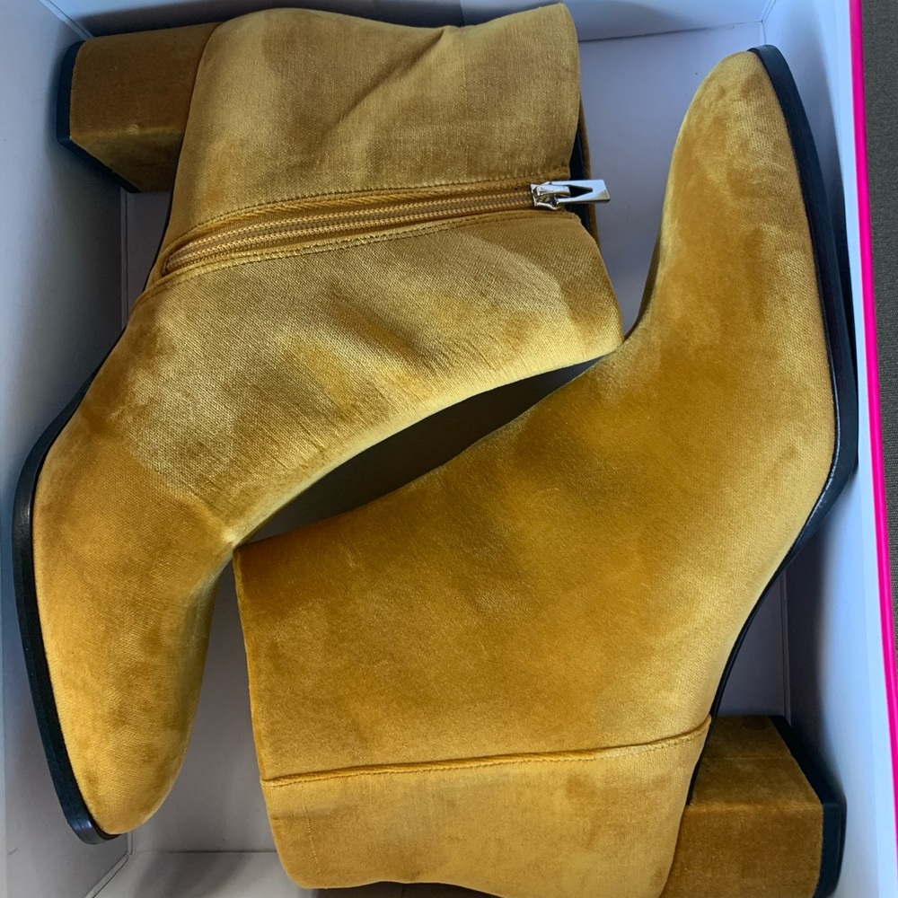 NWT- VIA SPIGA SIZE 10